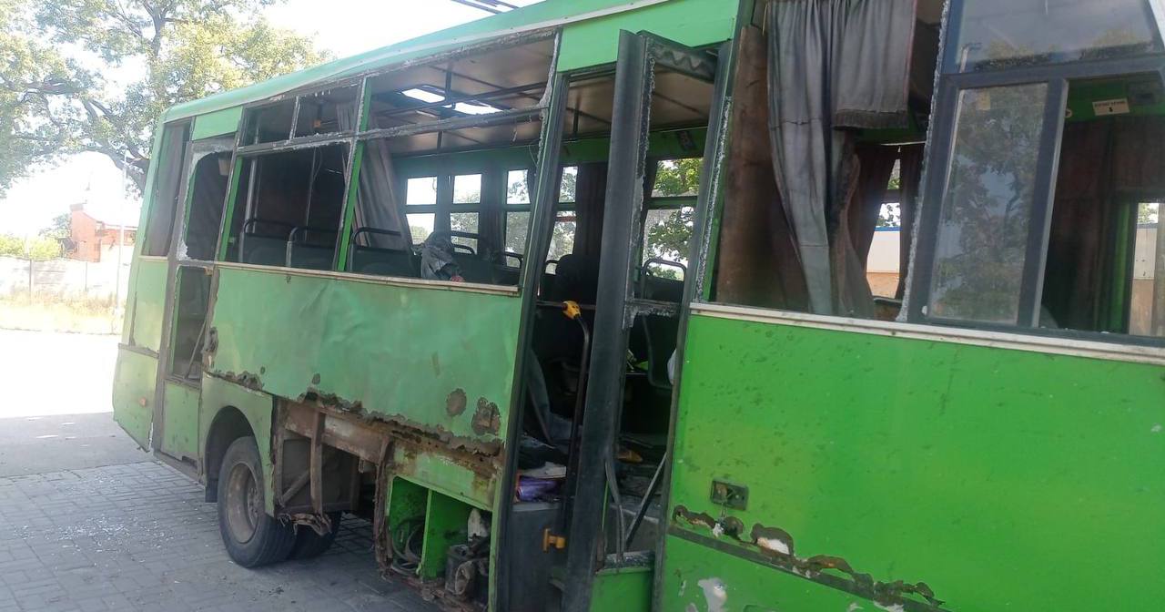 Автобус, обстріляний збройними силами рф у Дергачівській громаді 2 серпня / Фото Харківська обласна прокуратура