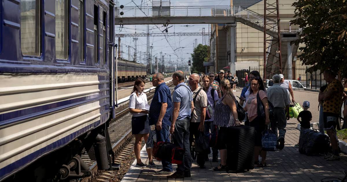 Люди становляться в чергу на посадку в поїзд, щоб виїхати з Покровська, 2 серпня 2024 року / Фото Reuters