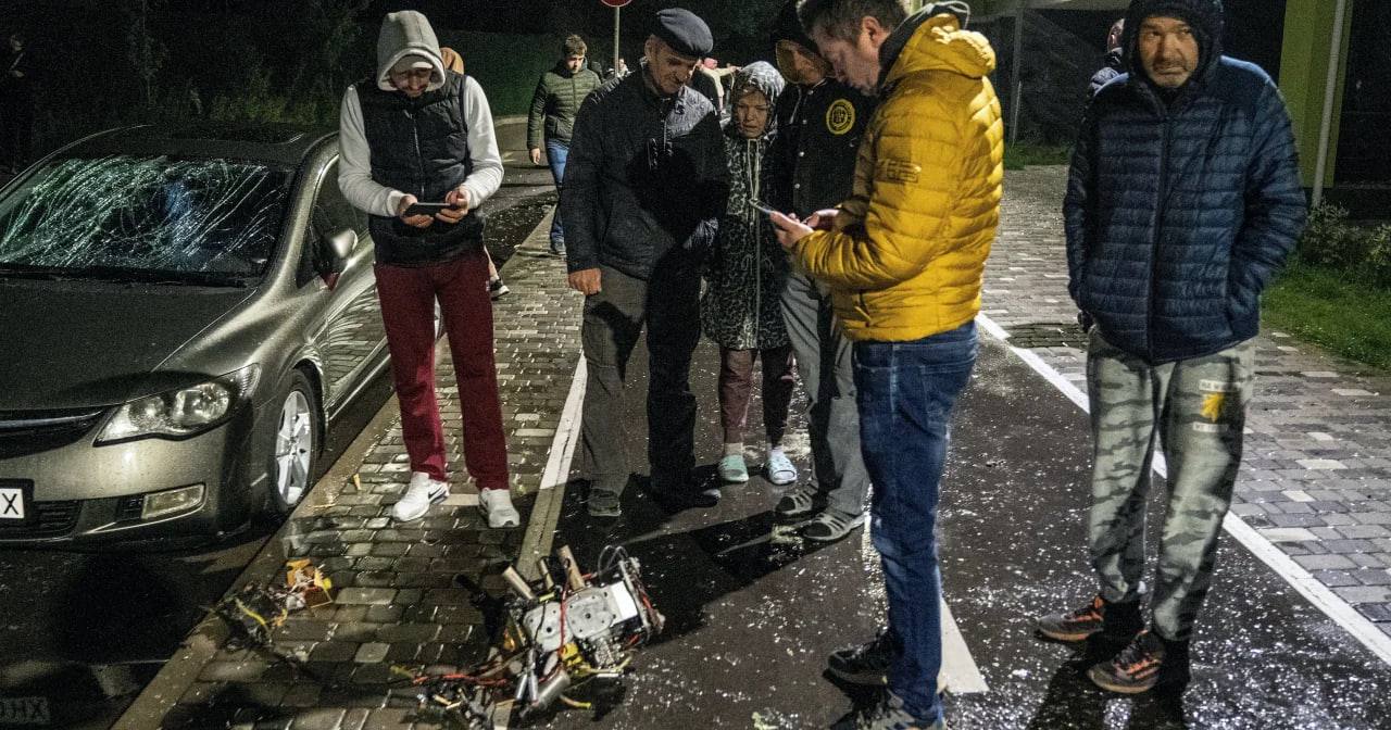 Кияни фотографують уламки збитого “шахеда” 8 травня 2023 / Фото Reuters