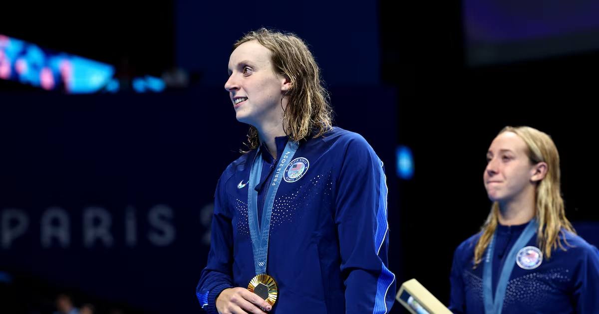 Золотая медалистка Кэти Ледеки празднует победу на дистанции 800 м вольным стилем вместе с бронзовой медалисткой Пейдж Мэдден из США / Фото Reuters