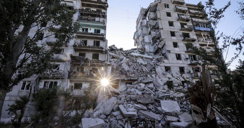 Один з будинків у Часовому Яру, зруйнований росіянами / Фото Associated Press