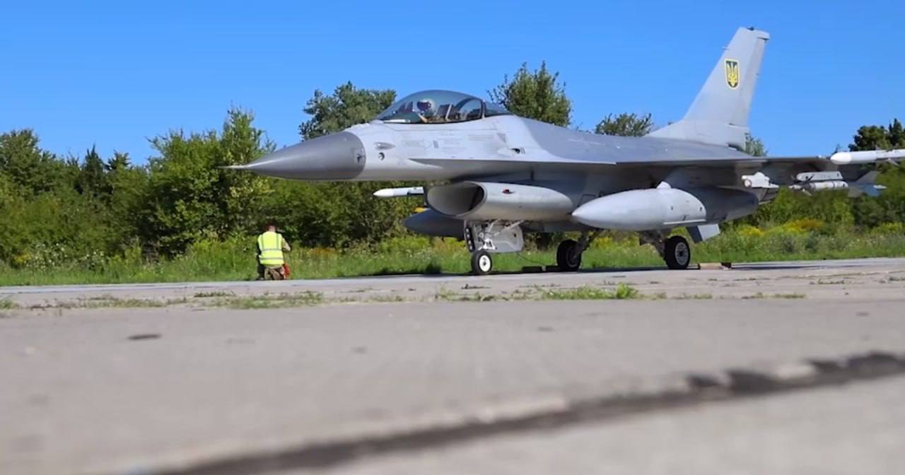 Винищувач F-16 ПС ЗСУ на злітній смузі / Скріншот відео