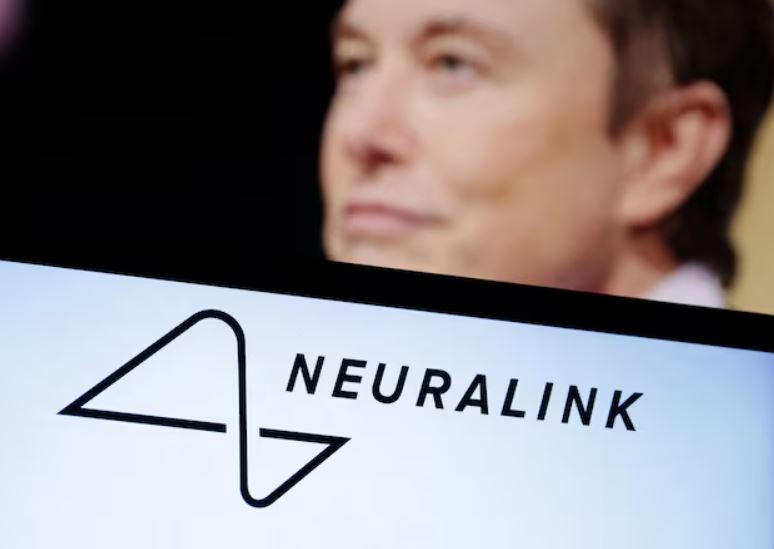 Логотип Neuralink і фото Ілона Маска / Reuters