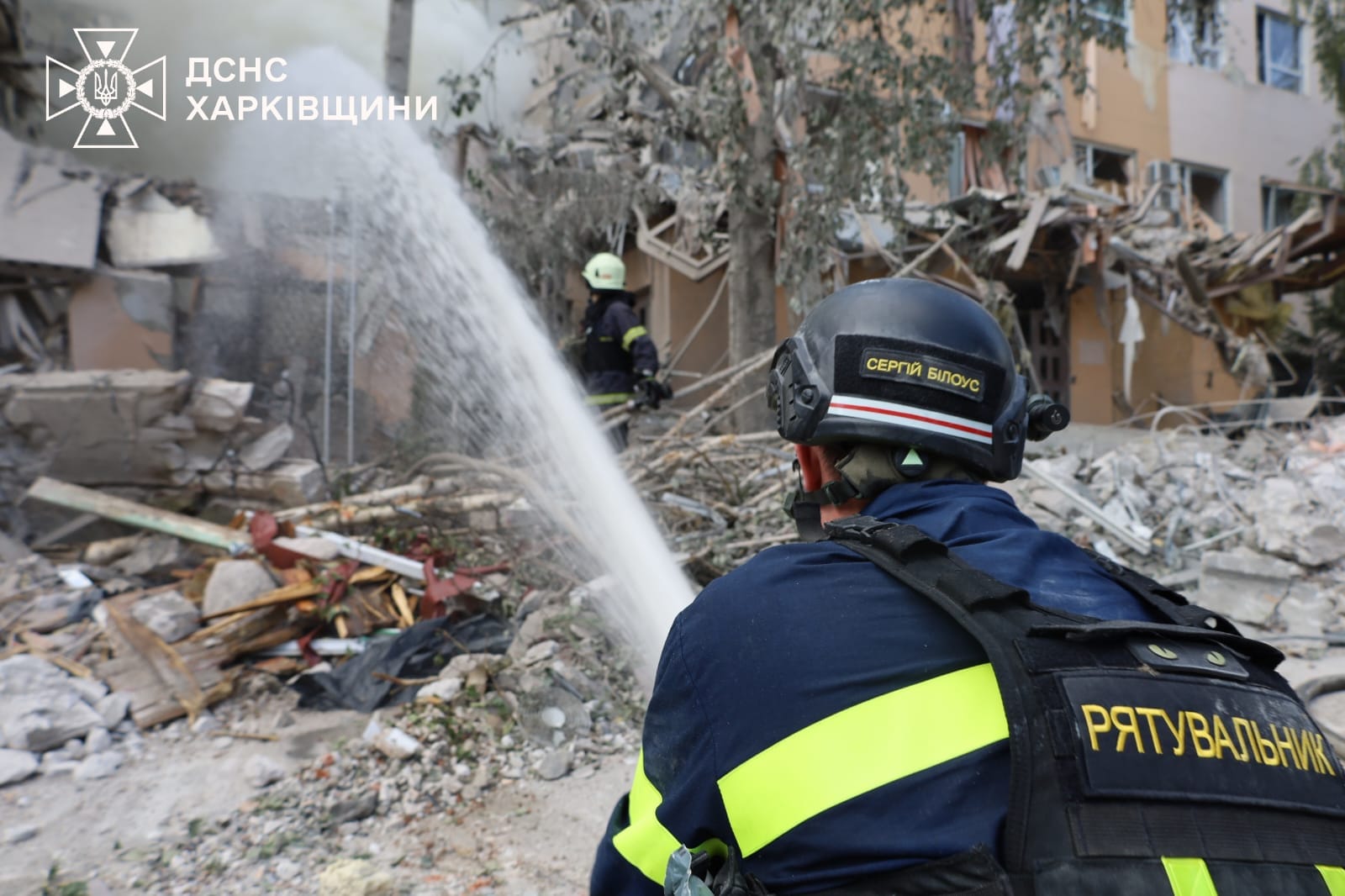 У Харкові тривають аварійно-рятувальні роботи після раетного удару РФ / Фото: ДСНС