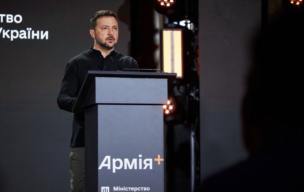 Президент Владимир Зеленского во время презентации приложения "Армия+" / Фото: Офис президента