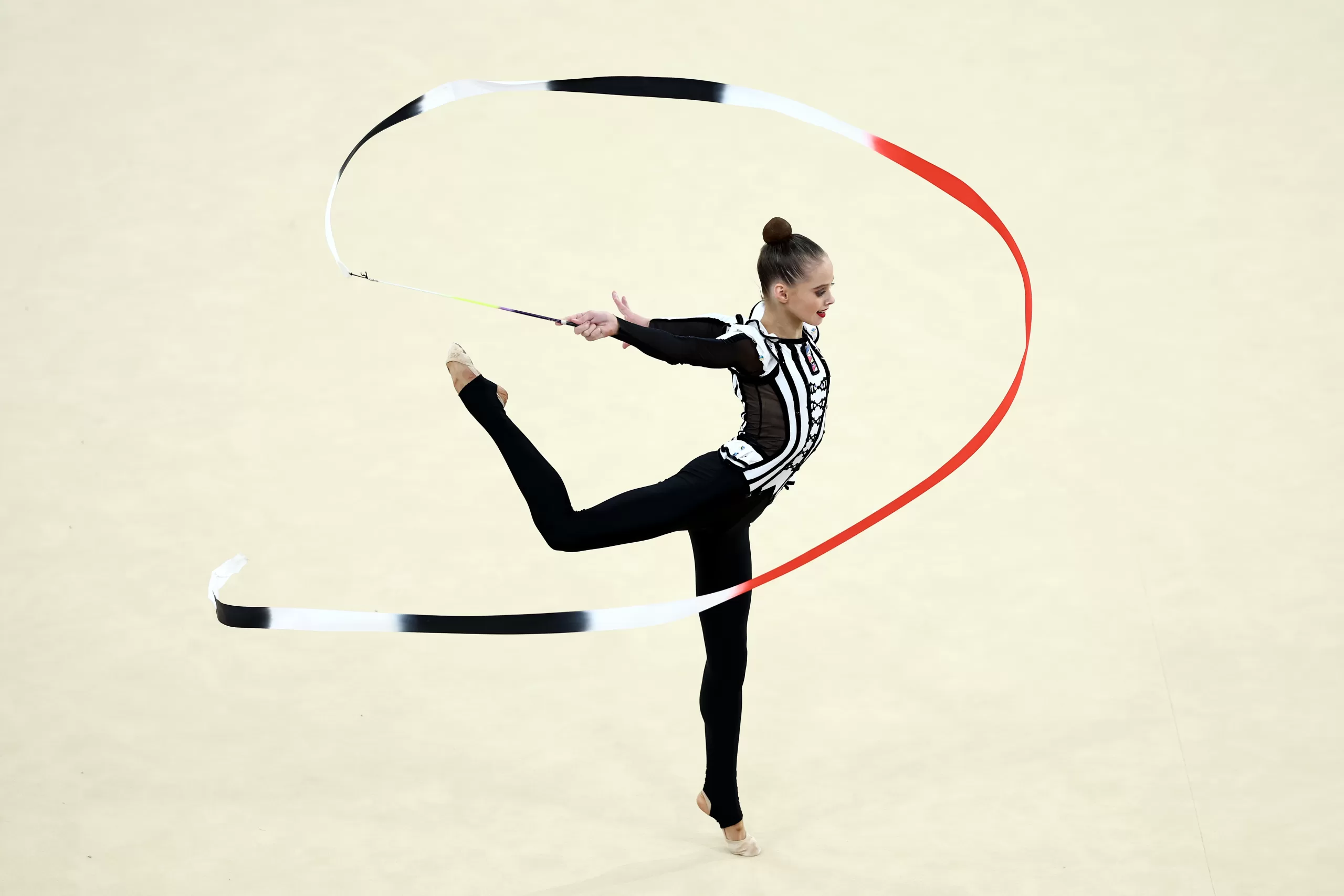 16-летняя Таисия Онофрийчук выступает в квалификации индивидуального многоборья по художественной гимнастике на летних Олимпийских играх-2024 / Фото: Getty Images/Global Images Ukraine