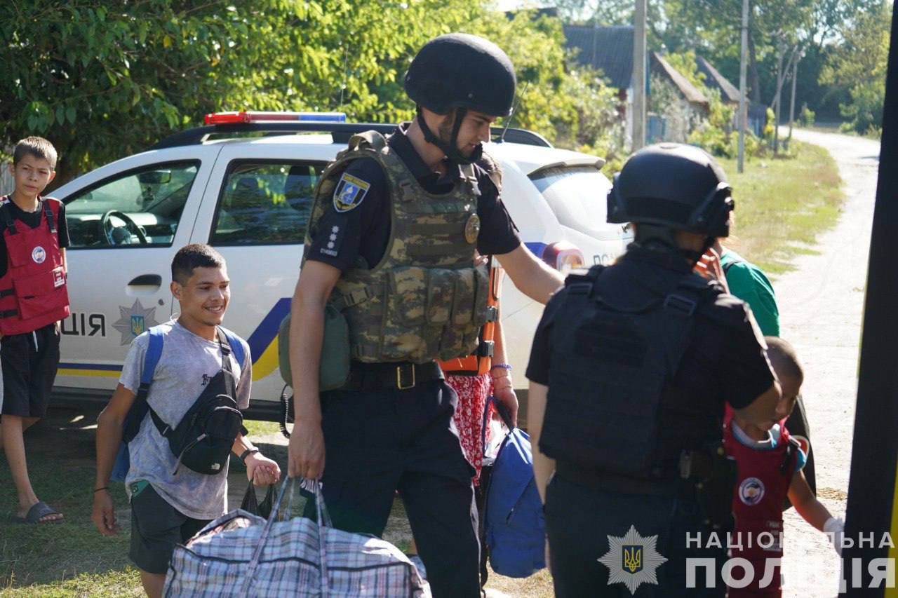 Поліцейські проводять евакуацію дітей із Сумської області / Фото: Нацполіція