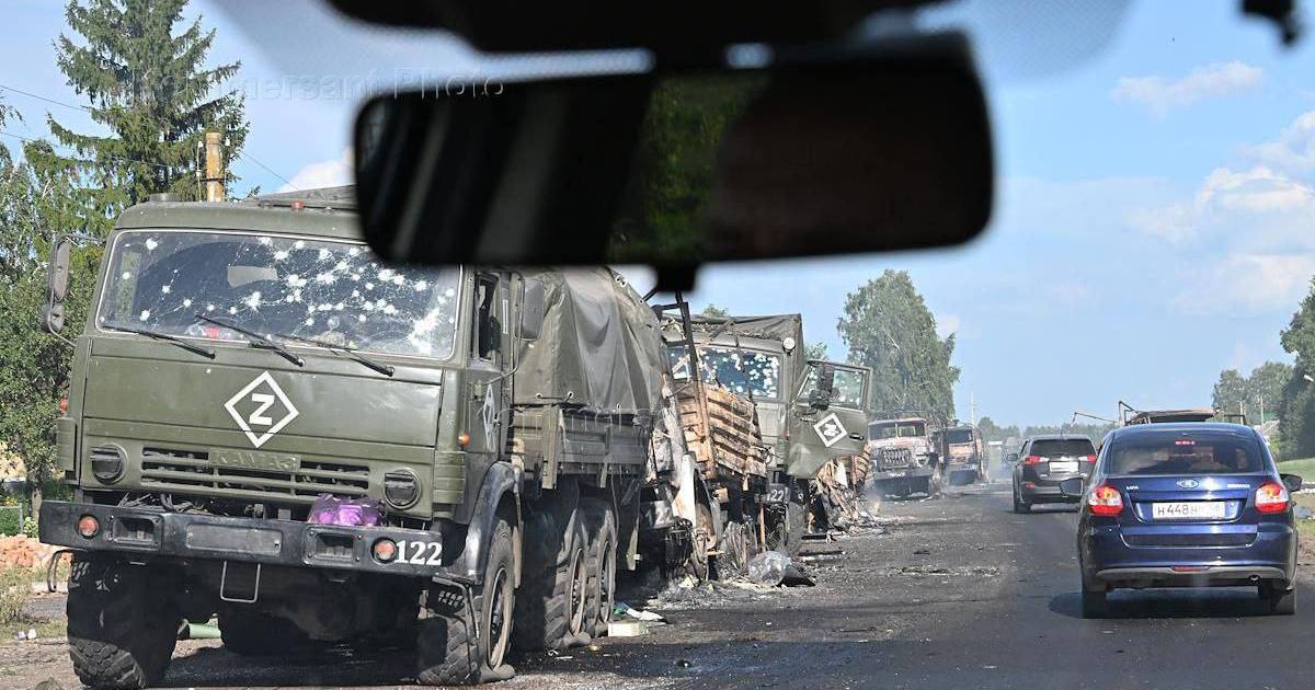 Розбита російська колона військової техніки біля Рильська в Курській області / Фото "Коммерсант"