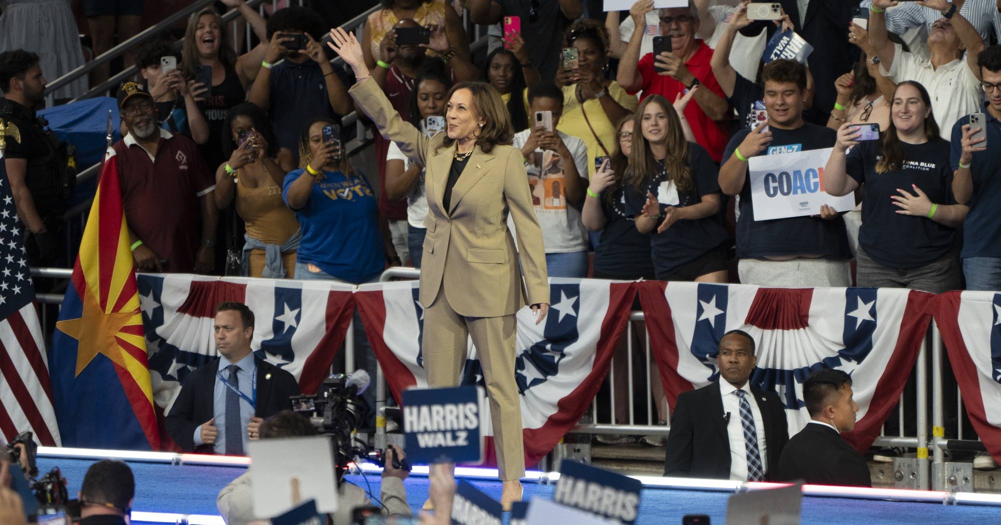 Камала Гарріс вітає своїх прихильників під час передвиборчого заходу у Феніксі, штат Аризона, США, 9 серпня / Фото Bloomberg