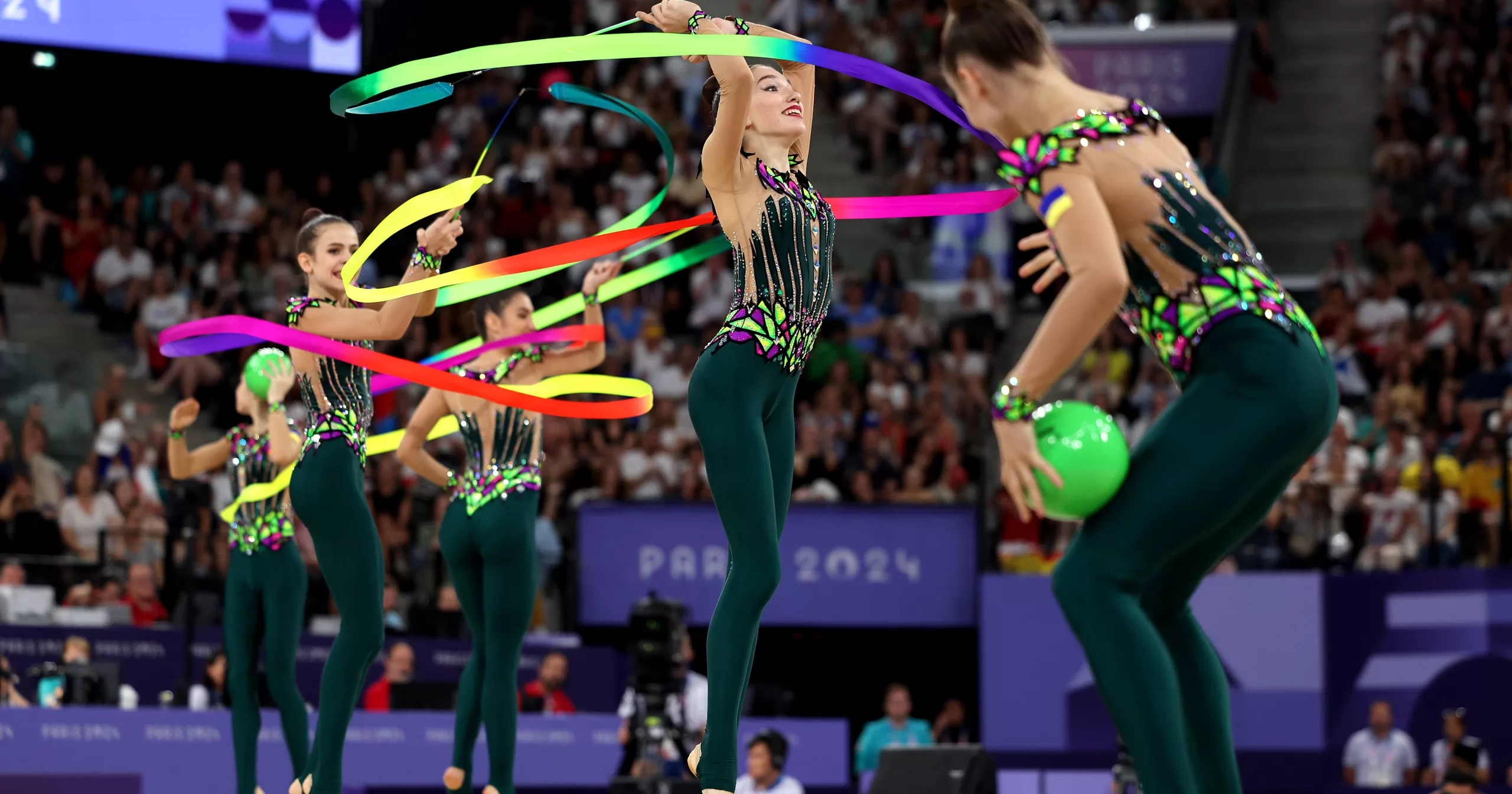 Выступление сборной Украины во время финальных групповых соревнований по художественной гимнастике в многоборье на арене Porte de La Chapelle 10 августа 2024 года в Париже, Франция / Фото Getty Images/Global Images Ukraine