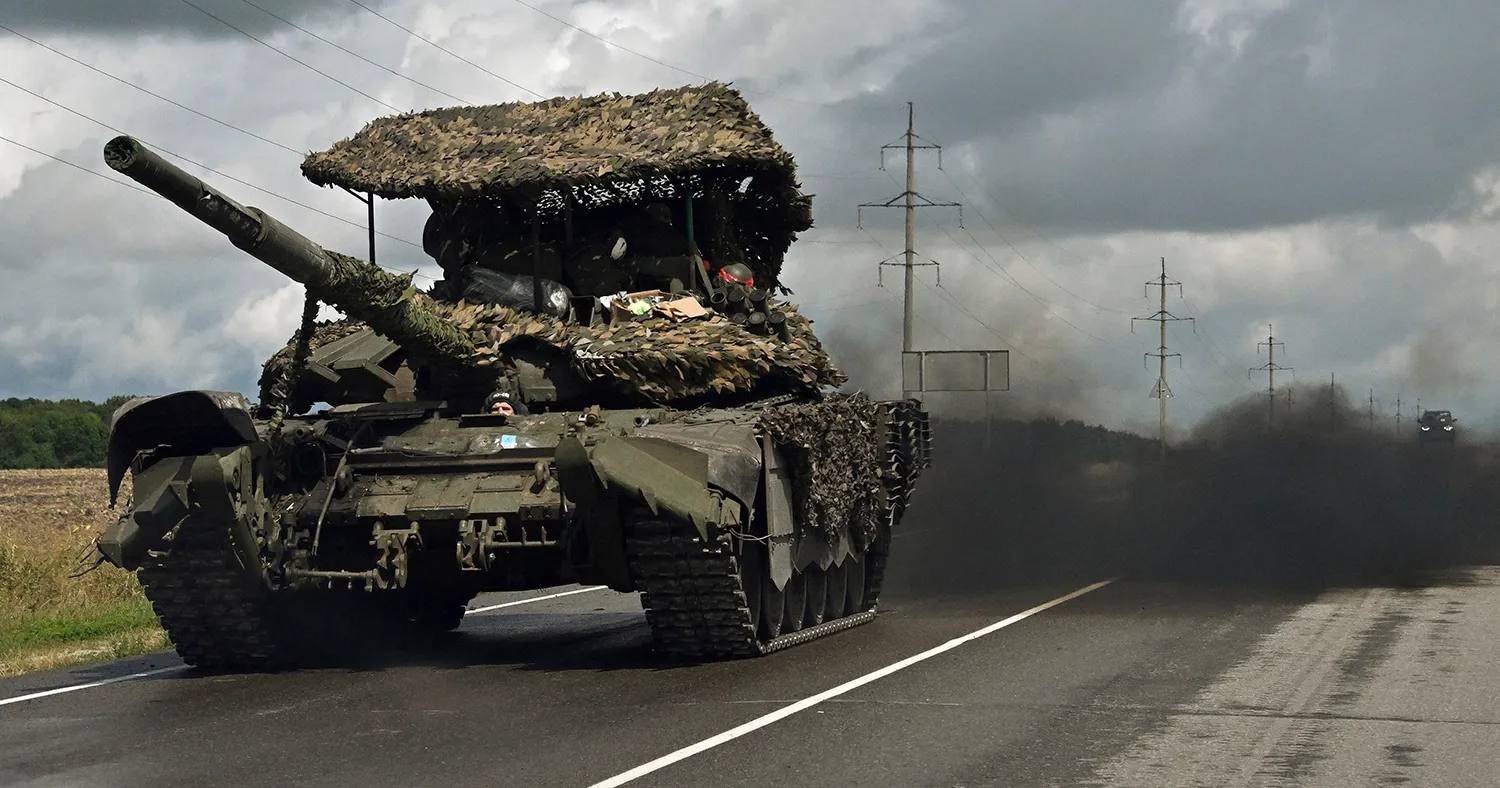 Російський танк на шосе в Курській області, Росія, 8 серпня 2024 року / Фото "Коммерсант"