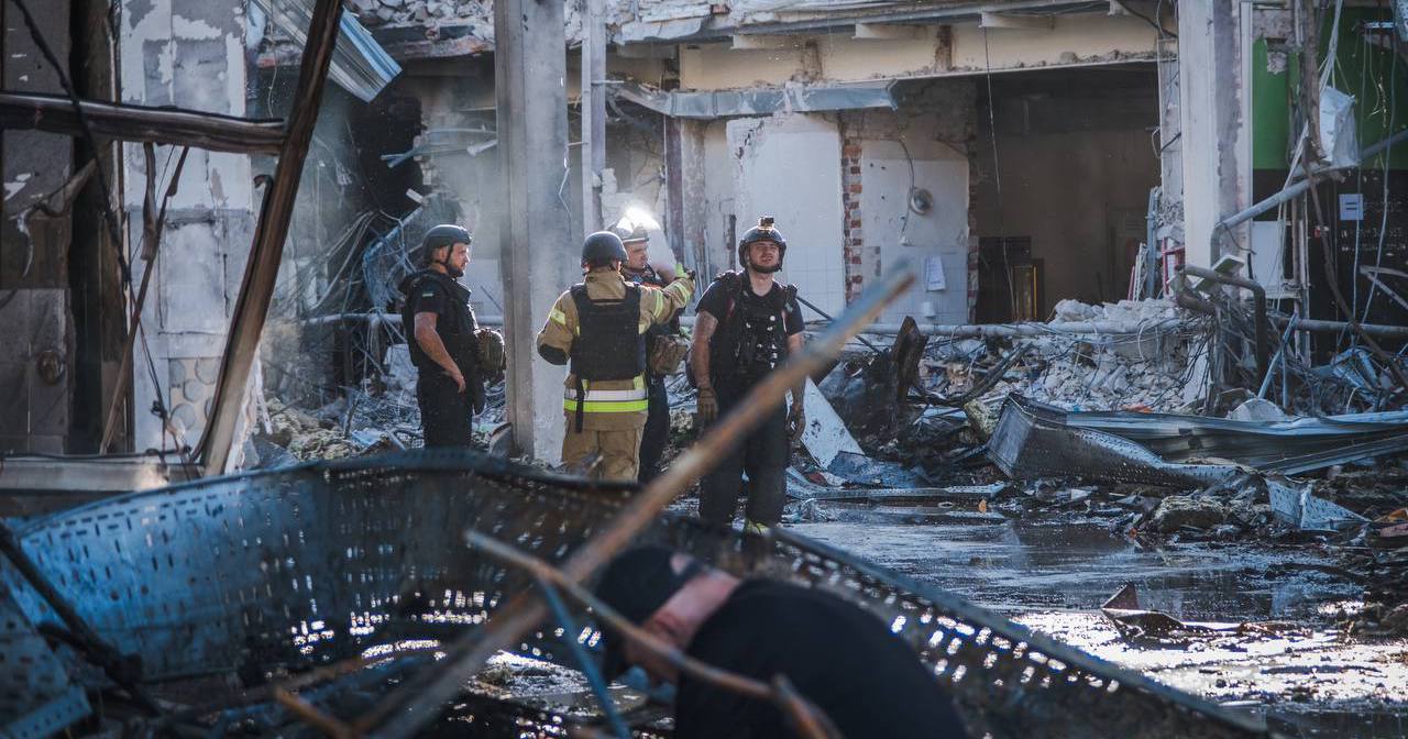 Російські окупанти вдарили по супермаркету в Костянтинівці приблизно опівдні, 9 серпня. За даними місцевих ресурсів, вони влучили у «Екомаркет». Також майже знищено відділення «Нової пошти» / Фото ДСНС