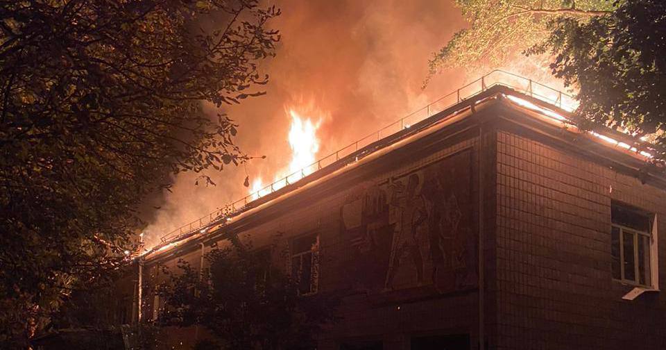 Після атаки на Золочів зайнявся Будинок дитячої та юнацької творчості / Фото телеграм-канал @synegubov