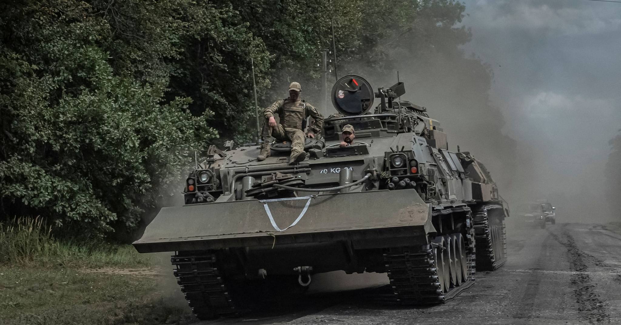 Украинские военнослужащие едут на военной технике вблизи российской границы / Фото Reuters