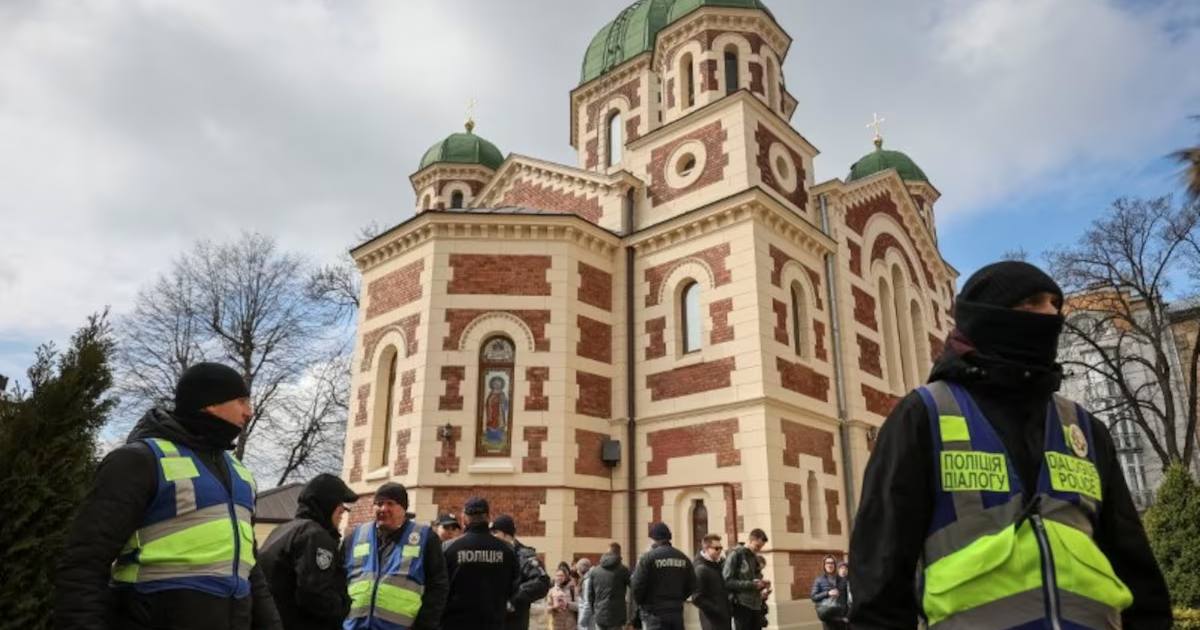 Українські поліцейські стоять поруч із Георгіївським собором УПЦ (МП), Львів, Україна, 5 квітня 2023 року / Фото Reuters