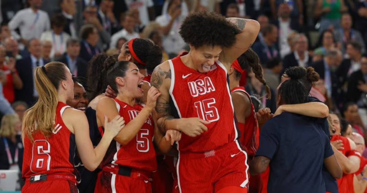 Бриттни Грайнер (на переднем плане) радуется вместе с подругами по команде после того, как США выиграли золото / Фото Reuters