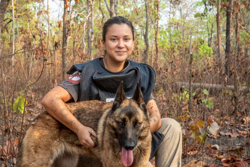 Інструкторка та собака, навчена пошуку наземних мін та інших вибухових пристроїв / Фото: Mines Advisory Group