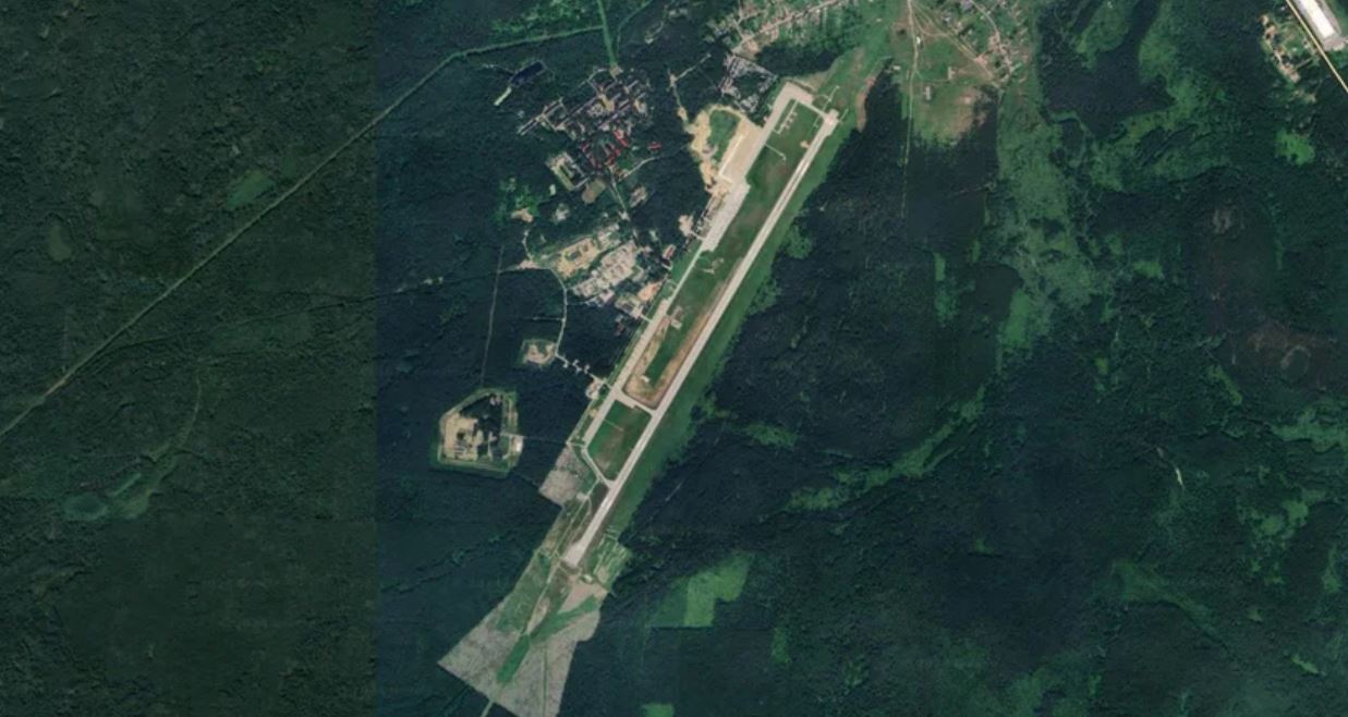 Спутниковые снимки, на которых видно авиабазу Саваслейка и ее взлетно-посадочную полосу / Google Maps