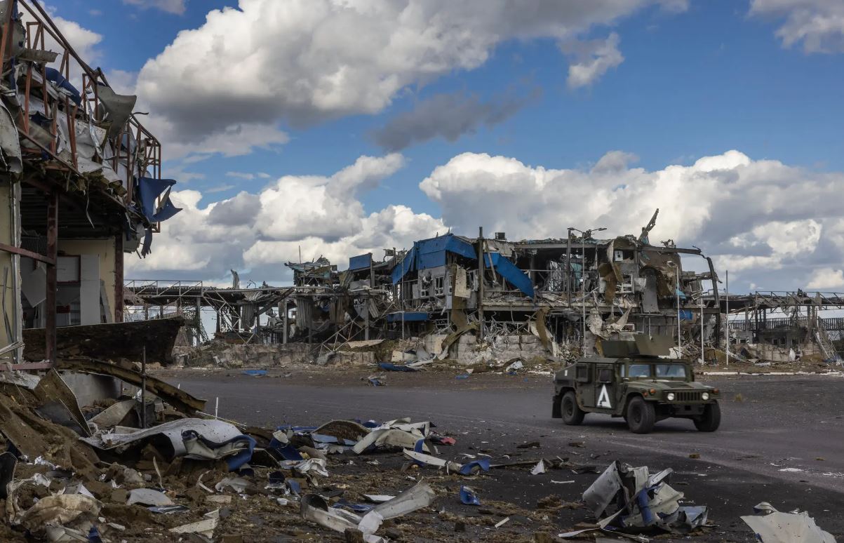 Humvee Сил оборони України проїжджає через зруйнований російський прикордонний пост / Фото: The New York Times