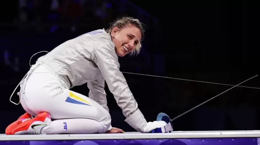 Ольга Харлан радіє перемозі у фехтуванні на шаблях на третій день Олімпійських ігор у Гран-Пале 29 липня 2024 року в Парижі / Фото Getty Images/Global Images Ukraine