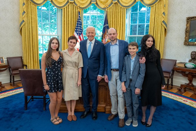Джо Байден и Владимир Кара-Мурза с семьей / X