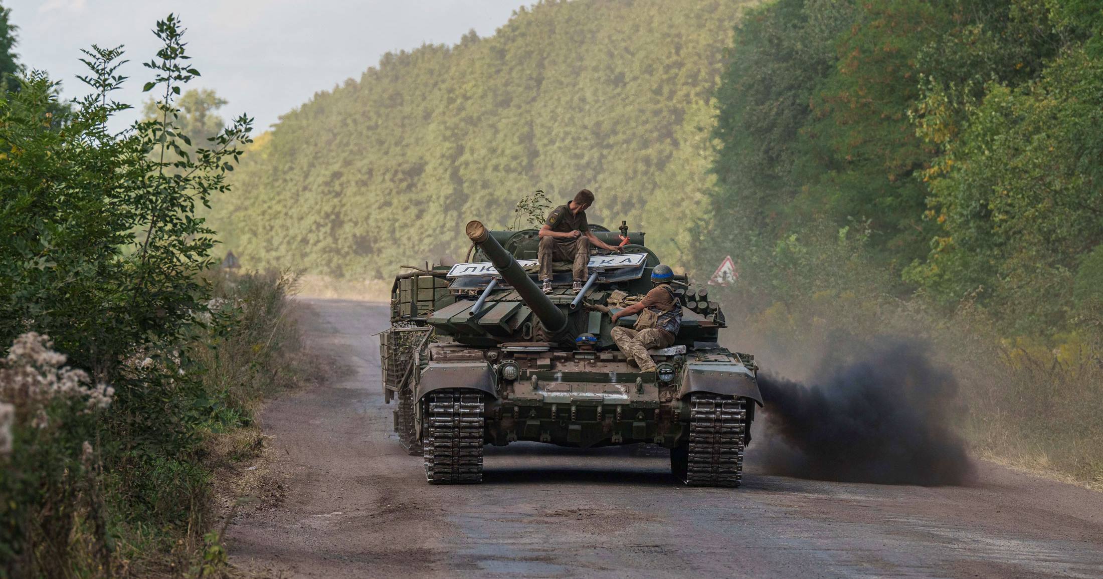 Украинские военнослужащие везут указатель населенного пункта “Любимовка” Курской области / Фото AP Photo