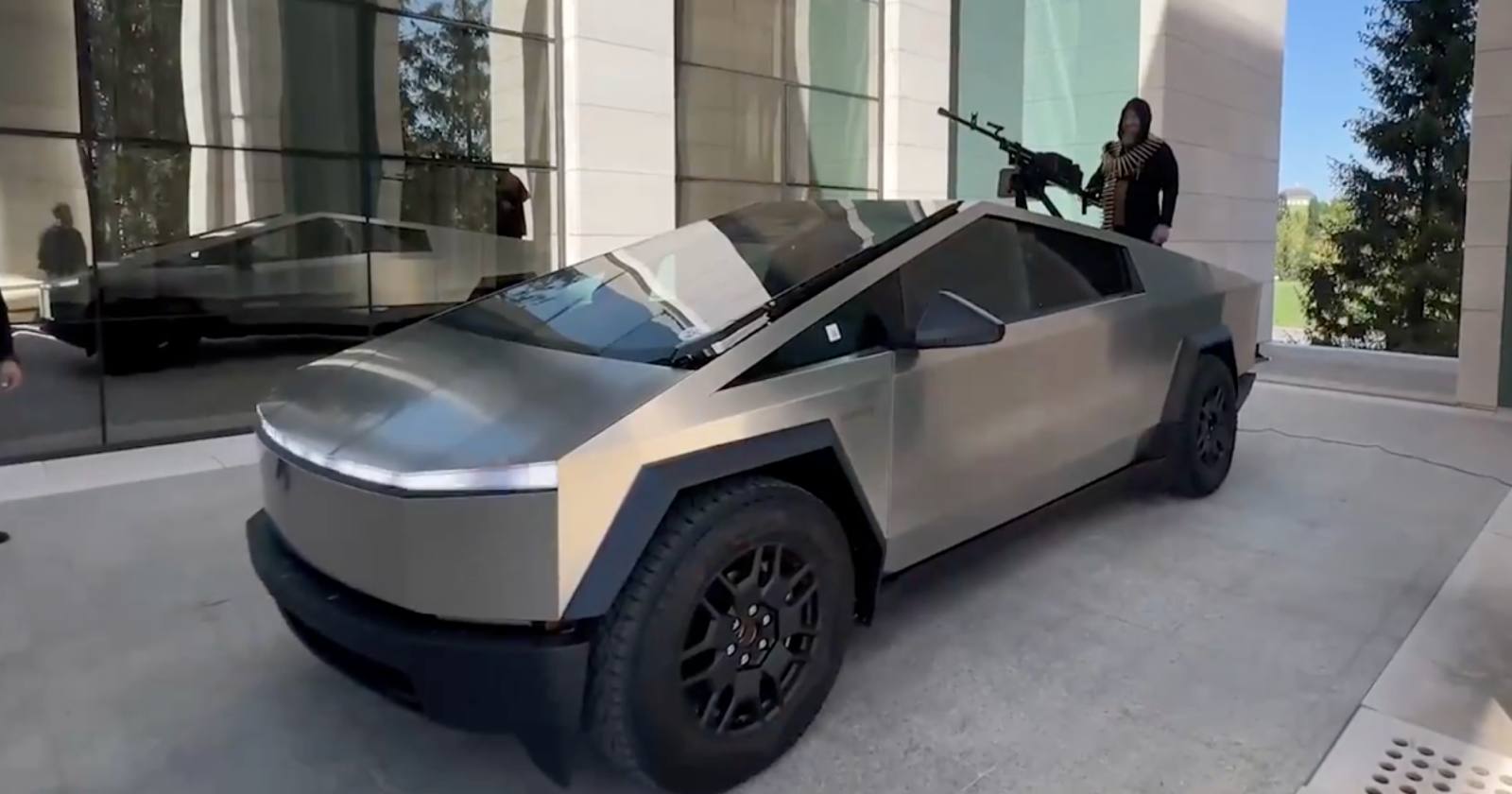 Рамзан Кадиров за кулеметом, встановленим на Tesla Cybertruck / Скриншот відео