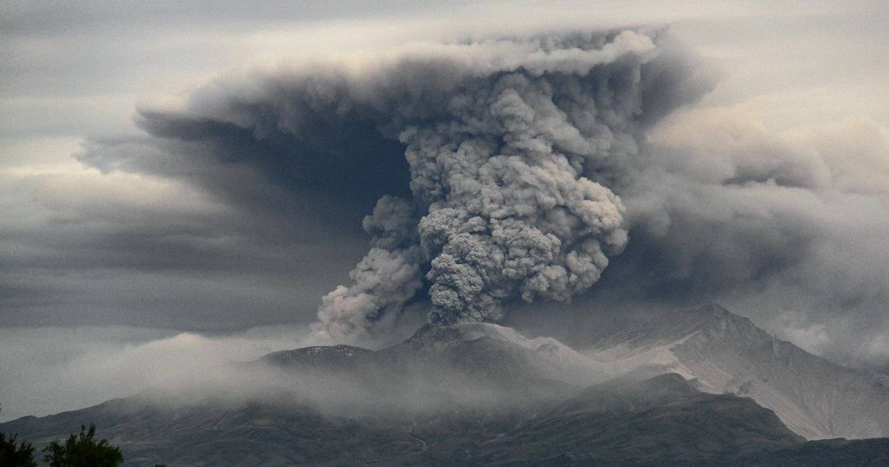 Після семибального землетрусу на Камчатці почалося потужне виверження вулкана Шивелуч. Стовп попелу піднявся на 8 кілометрів / Фото з соцмереж