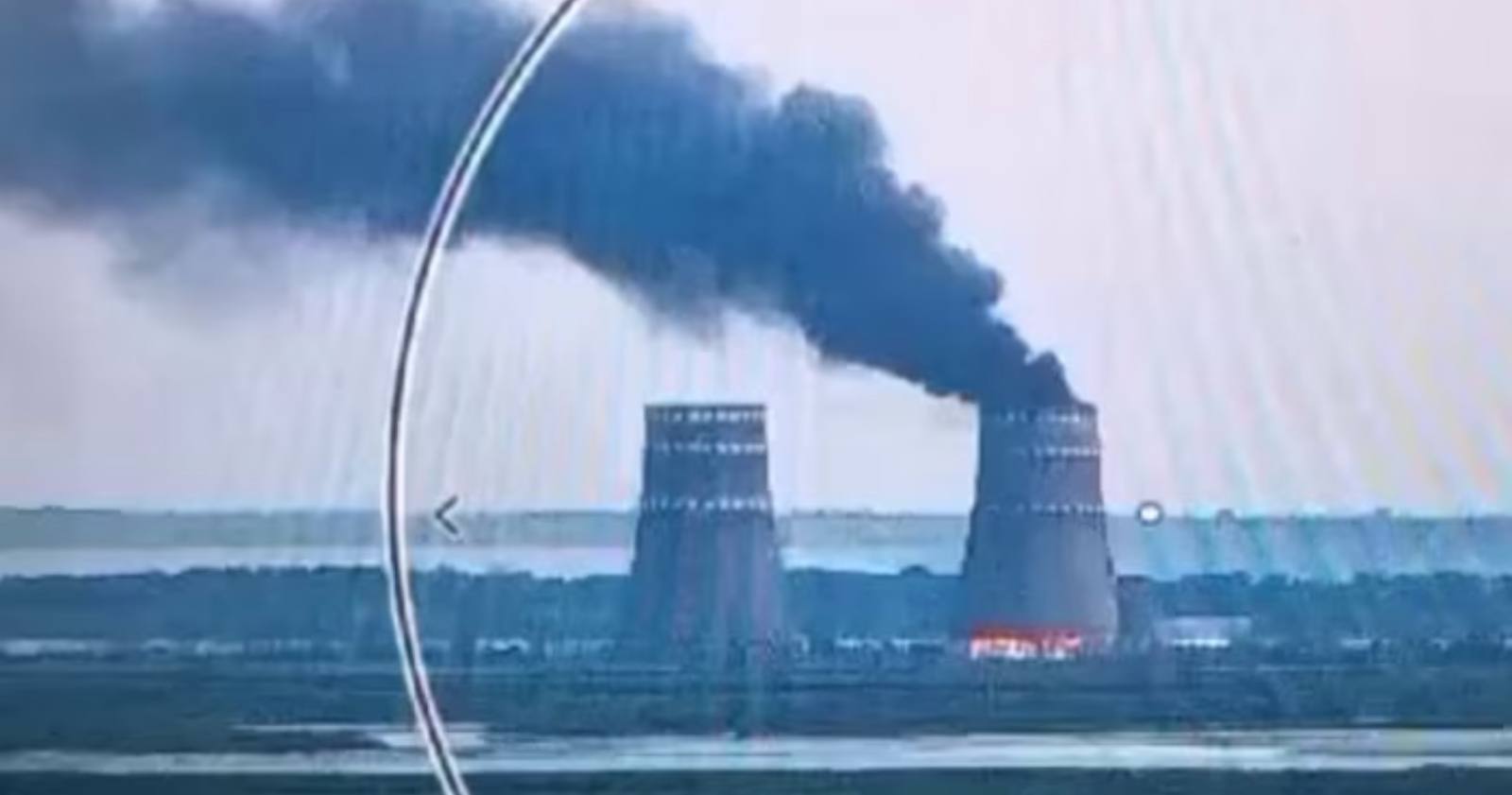 Дым валит из градирни на Запорожской атомной электростанции в Энергодаре / Фото Офис президента Украины