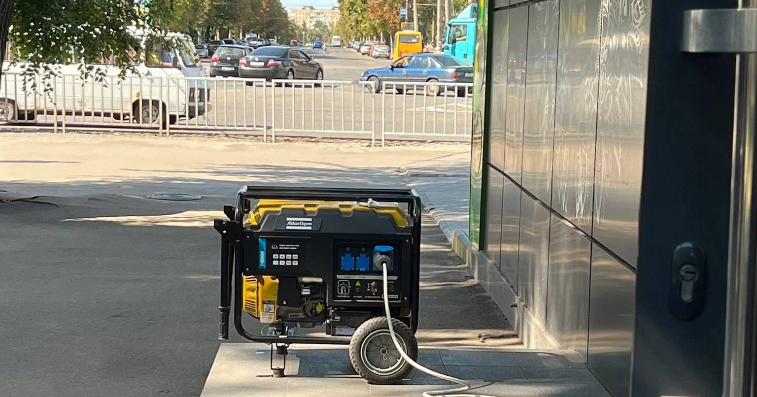 Электрогенератор на одной из улиц Кривого Рога / Фото @krapka_ch