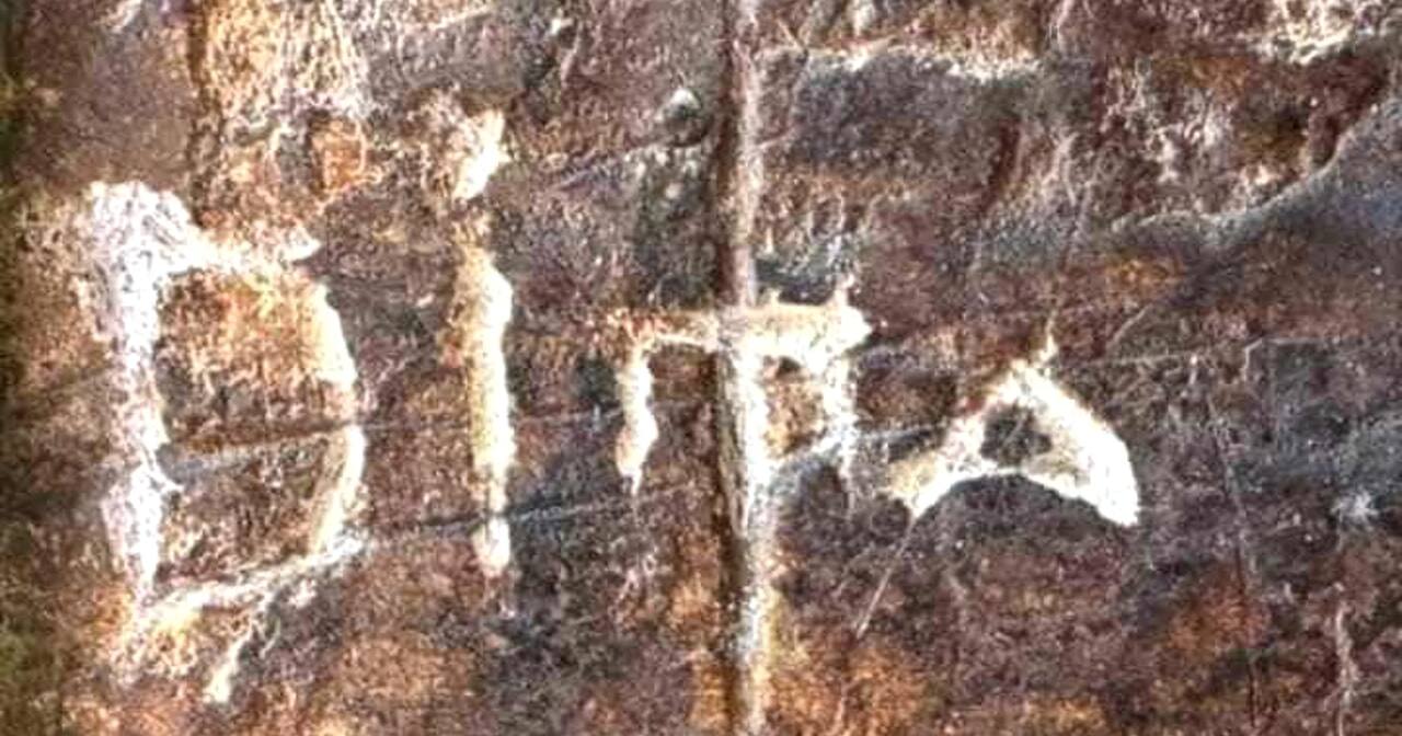 Літери, вирізані українським туристом на стінах Колізею / Фото Roma Today