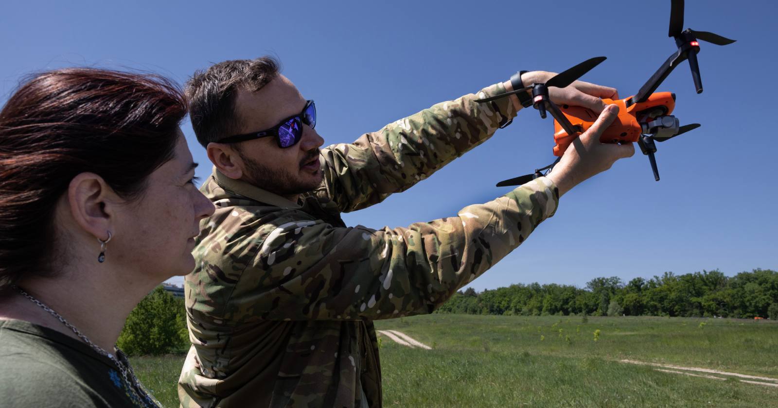Военный инструктор по БПЛА, помогает курсантке школы “Женщины-пилоты Украины” осваивать навыки использования дронов / Фото Getty Images/Global Images Ukraine