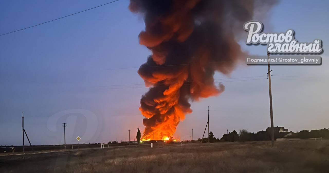 У Пролетарську нафтобазу гасять уже три пожежні поїзди, але це не особливо допомагає / Фото з соцмереж