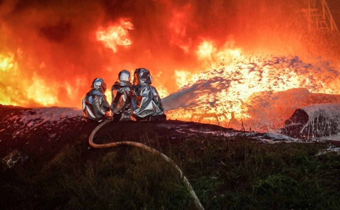 Спасатели ГСЧС тушат пожар в Тернополе / Фото: ГСЧС