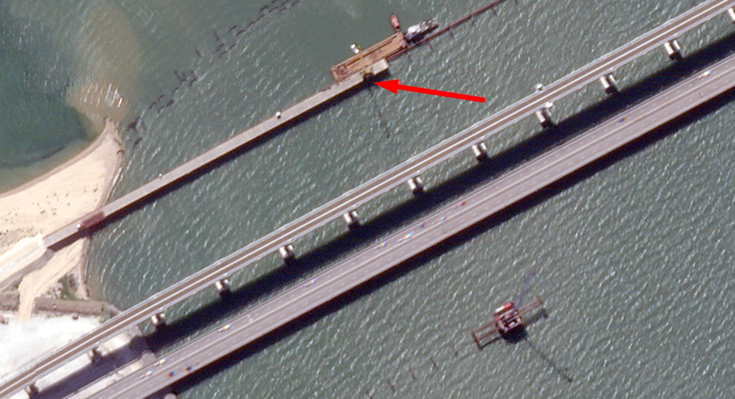 Зведення нової споруди біля Керченського мосту / Супутниковий знімок від @hwtnv