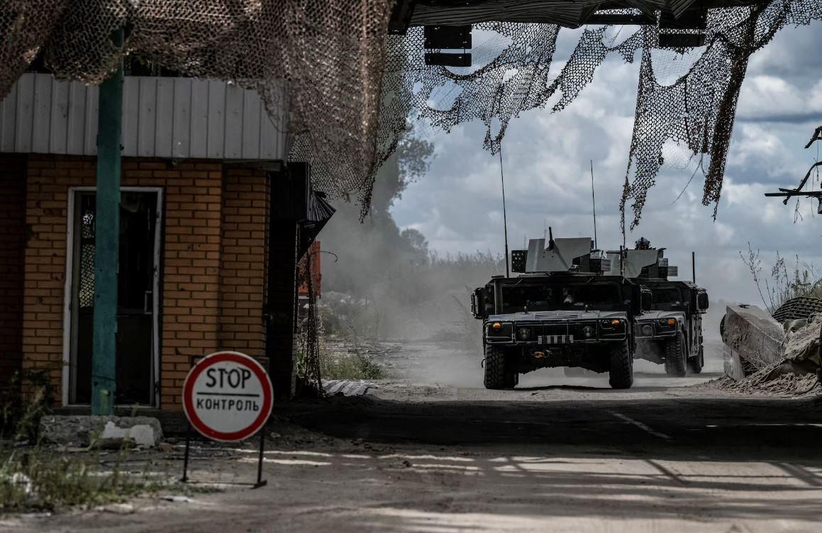 Українська техніка перетинає пункт пропуску на кордоні України та РФ в районі Сумської області / Фото:REUTERS