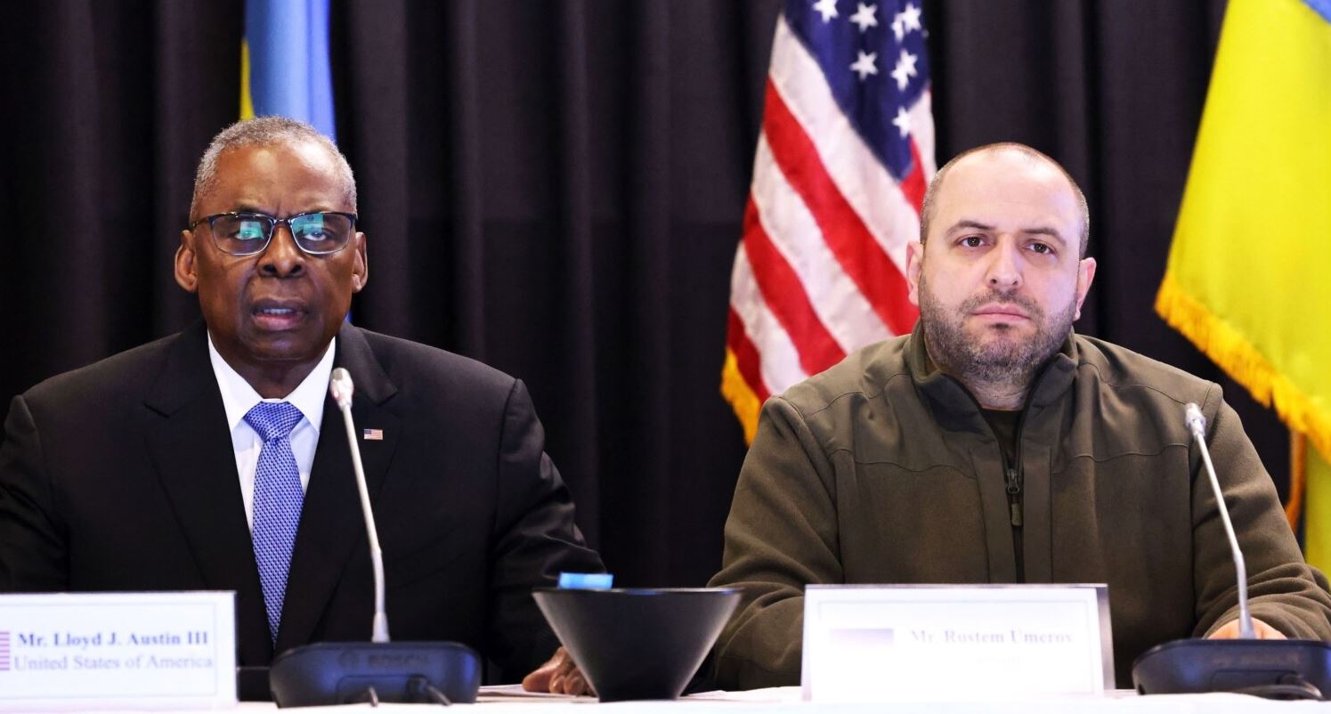Министр обороны Украины Рустем Умеров (справа) и министр обороны США Ллойд Остин / Фото: AFP