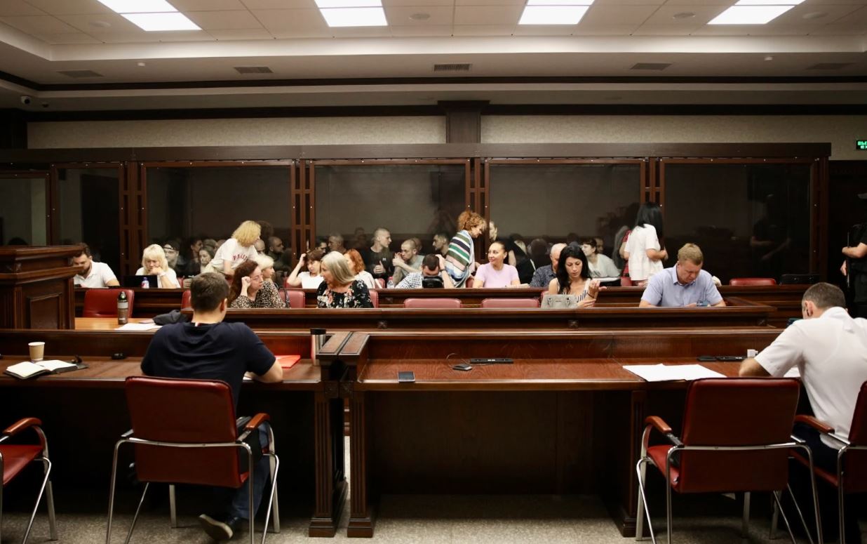 Українські військові, які потрапили в полон під час боїв, сидять у скляній клітці під час судового засідання / Фото: Медиазона