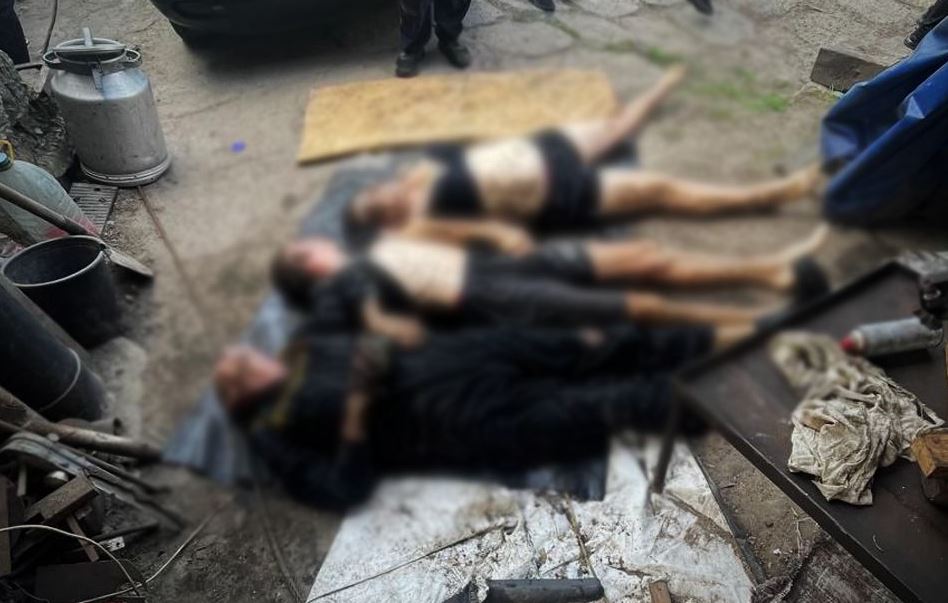 Рятувальники дістали з каналізаційної шахти тіла трьох людей / Фото: ДСНС