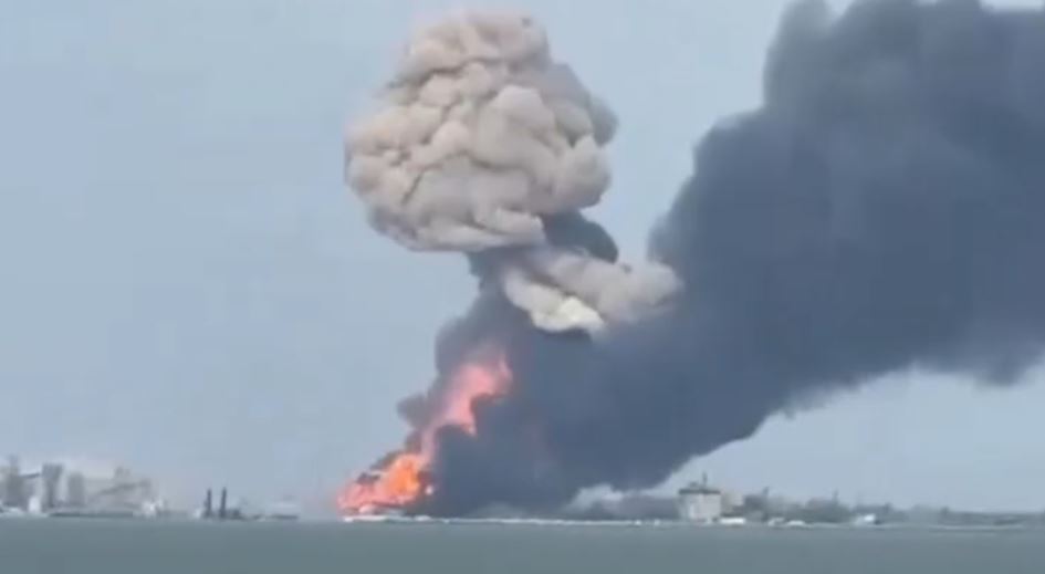 Взрывы на российском пароме в порту "Кавказ" / Скриншот с видео