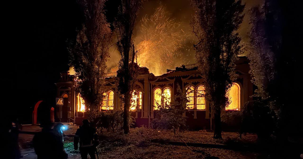 Пожар и разрушение музея в Гуляйполе Запорожской области. Большая часть музея была посвящена Нестору Махно / Фото МВД