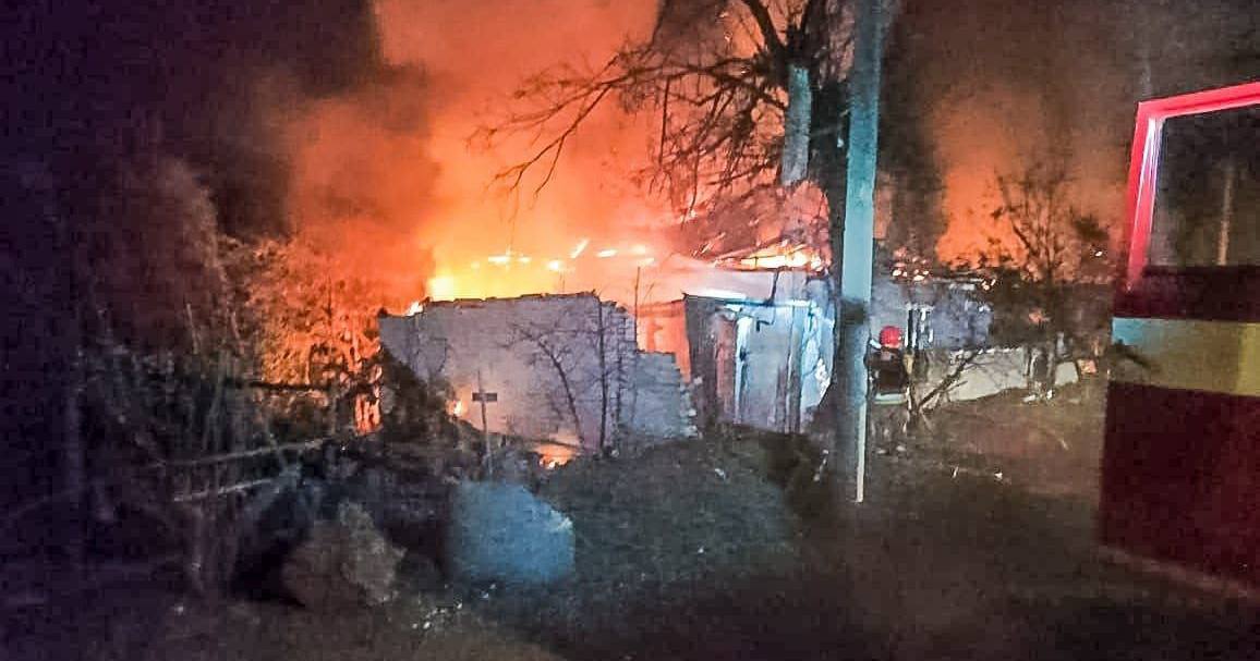 Рятувальники ліквідували пожежу у Балаклії, спричинену ворожим ракетним ударом 24 серпня 2024 / Фото ДСНС