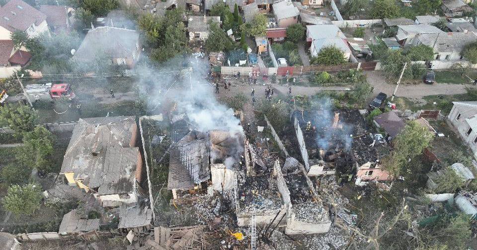 Последствия удара по жилой застройке в одном из населенных пунктов Харьковской области / Фото телеграмм-канал @synegubov