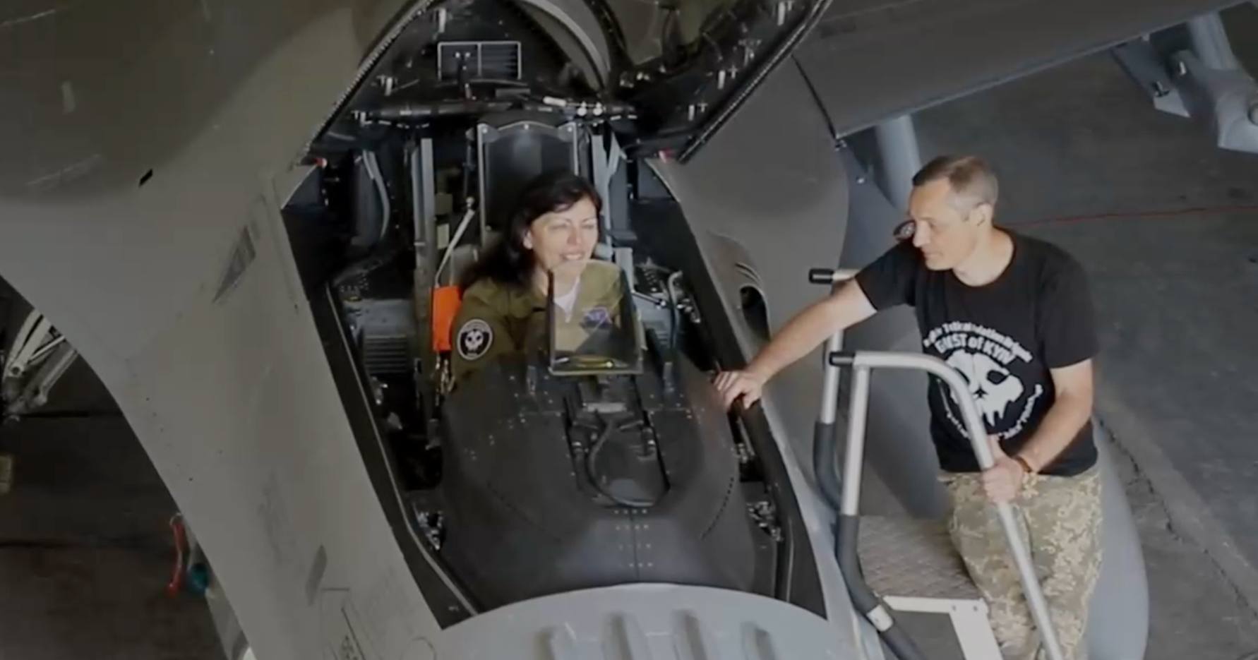 Лилия Пильщикова в кабине самолета F-16 / Скриншот видео