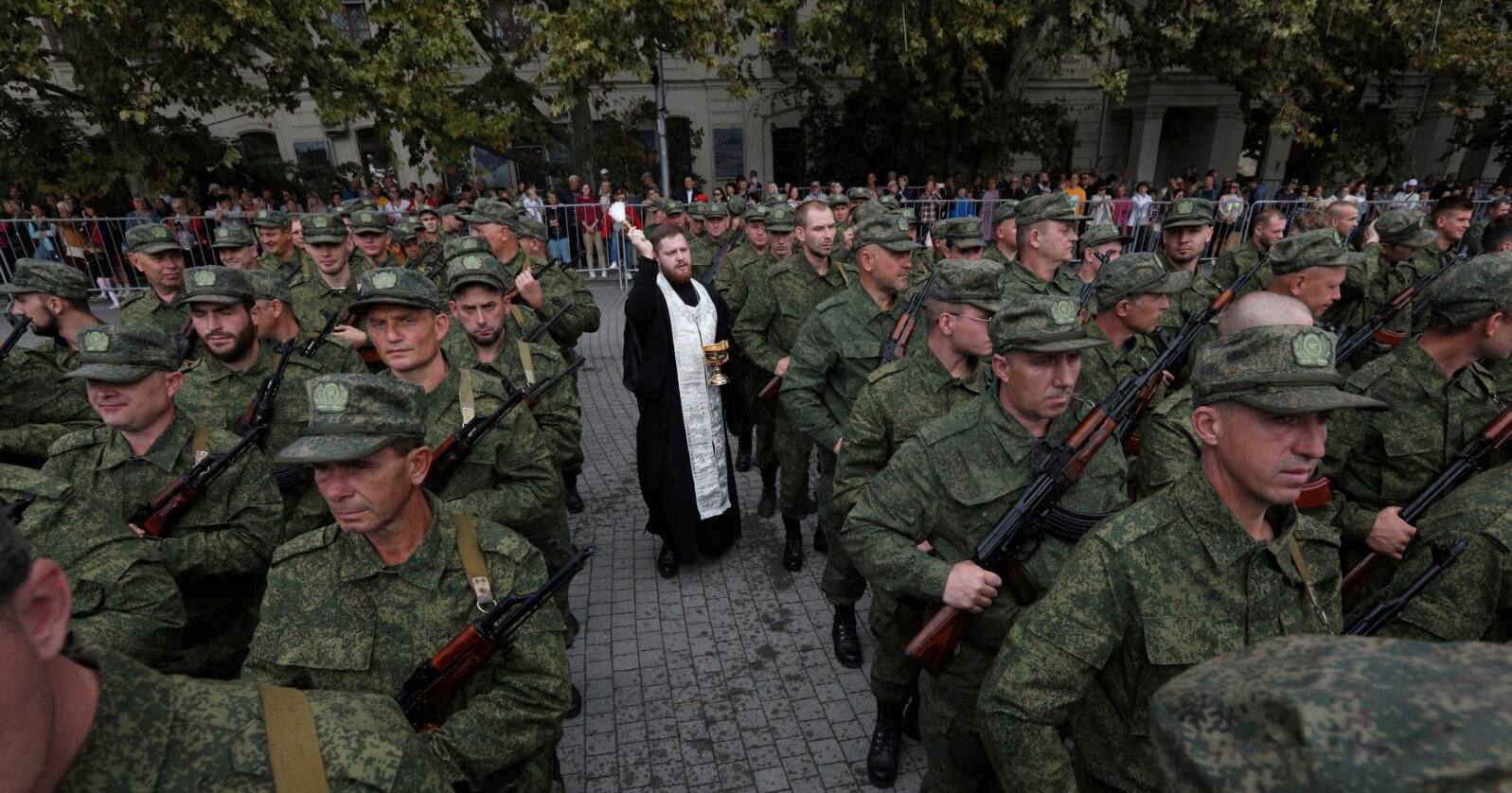 Священик РПЦ благословляє мобілізованих на війну з Україною, вересень 2022 року / Фото Reuters