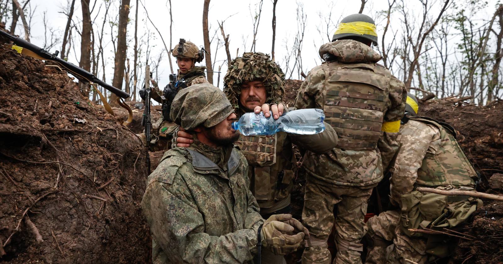 Українські бійці 10-ї окремої гірсько-штурмової бригади «Едельвейс» під час штурму ворожих позицій взяли в полон російського військовослужбовця. 11 травня 2023 / Фото RFE/RL