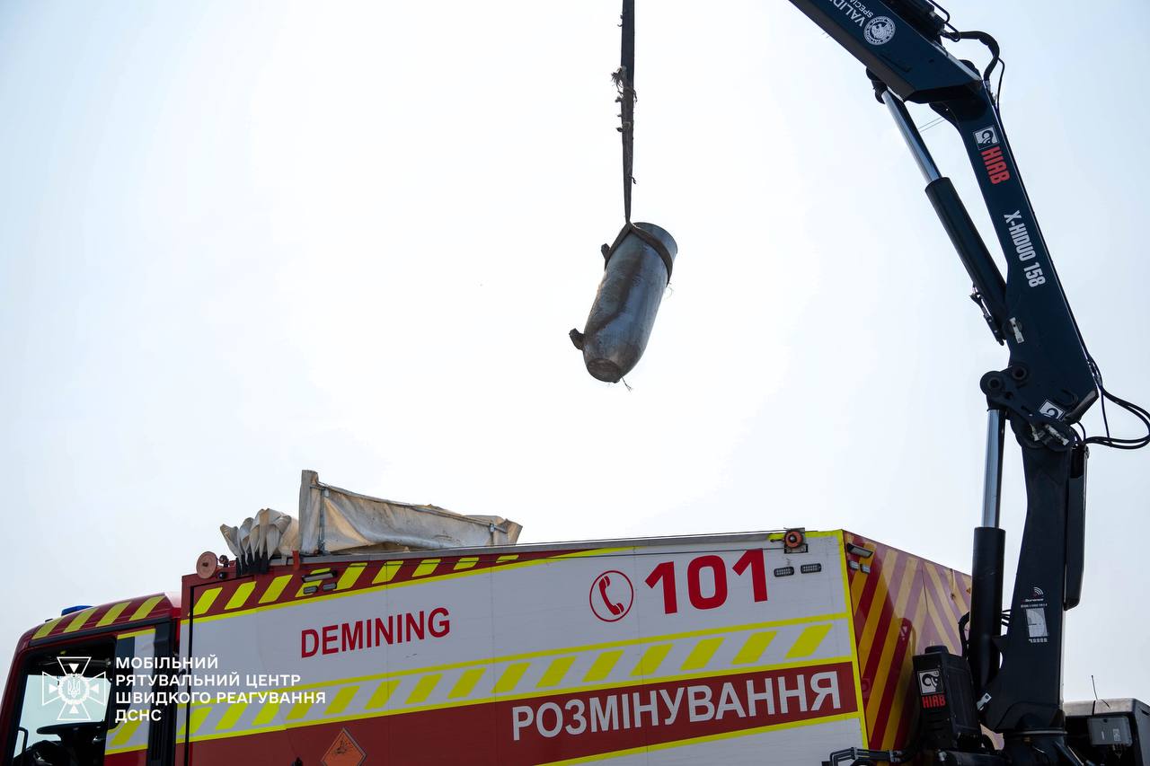 Сапери Мобільного рятувального центру швидкого реагування ліквідували та вилучили тандемну бойову частину крилатої ракети Х-101 / Фото: ДСНС