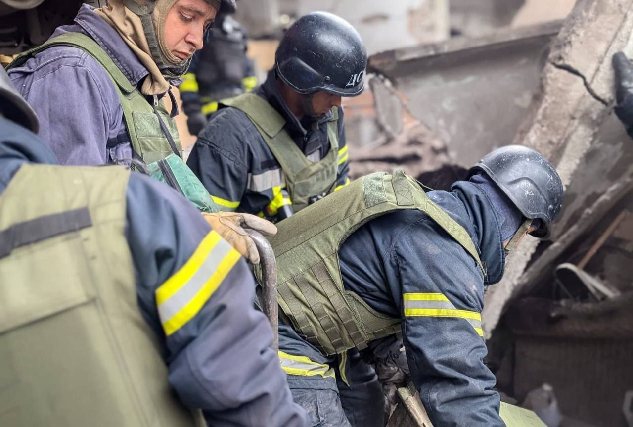Рятувальники ліквідовують наслідки російського удару по Кривому Рогу / Фото: Дніпропетровська ОВА