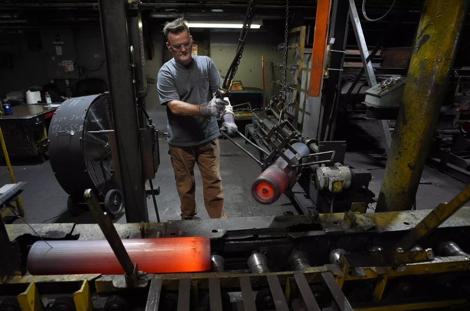 Робітник переміщує розігріті 155-мм артилерійські снаряди M795 на заводі Скрентона / Фото: AP