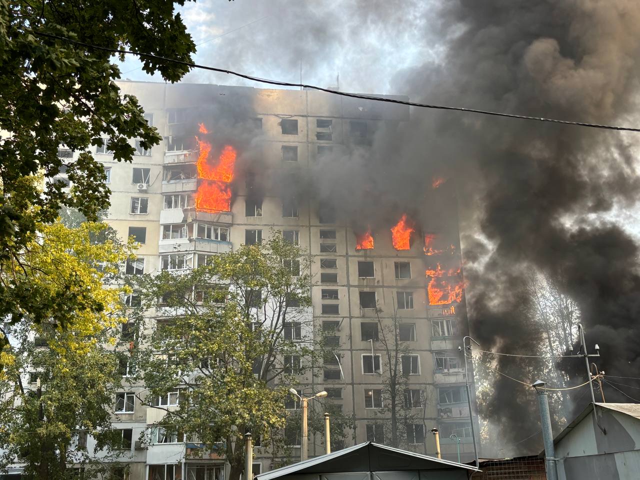 Горящая после российского удара многоэтажка в Харькове / glavnoe.in.ua